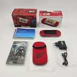 PSP 3004 Slim & Lite Radiand Red - Media Markt Exclusive Pack Hancock UMD Movie & Buzz! case (Spain) - 縮圖 2